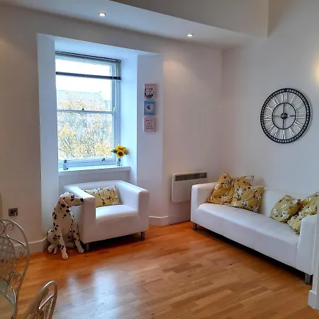 St Martin's View, 17 Easby Hall, 2 Bedroom, 2 Bathroom With Free Private Parking Apartment *