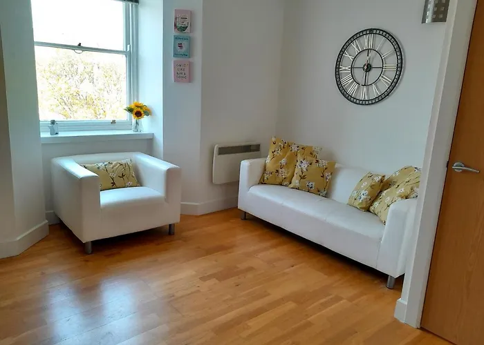 St Martin's View, 17 Easby Hall, 2 Bedroom, 2 Bathroom With Free Private Parking *