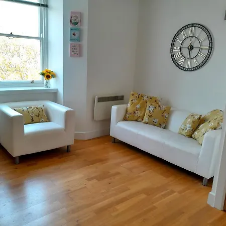 St Martin's View, 17 Easby Hall, 2 Bedroom, 2 Bathroom With Free Private Parking *