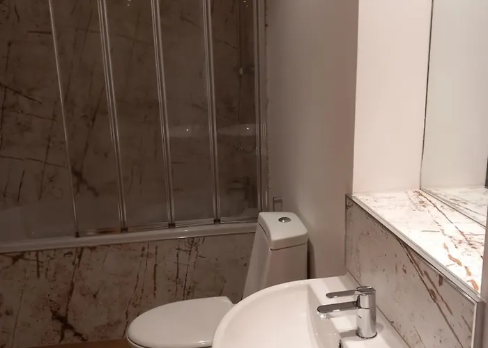 St Martin's View, 17 Easby Hall, 2 Bedroom, 2 Bathroom With Free Private Parking *